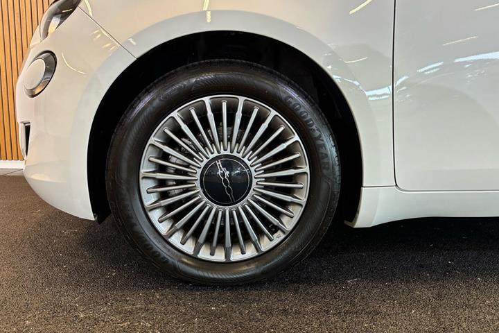 Hvid Fiat 500e fra 2023