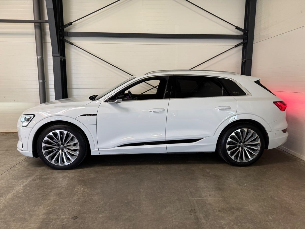 Hvid Audi e-tron fra 2019