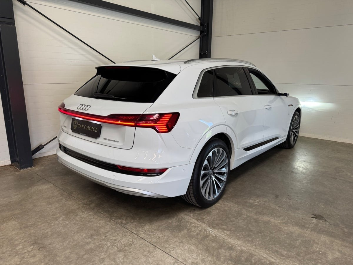 Hvid Audi e-tron fra 2019