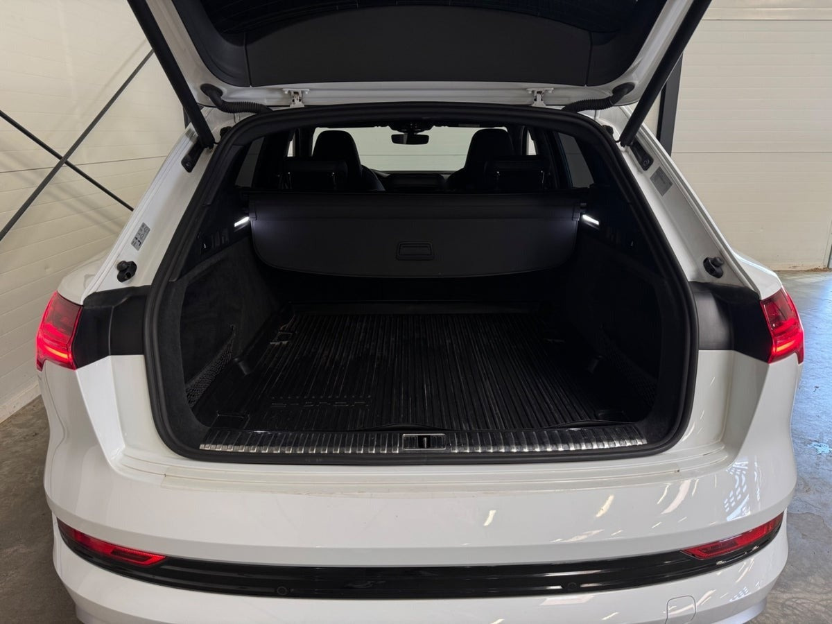 Hvid Audi e-tron fra 2019