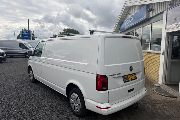 Hvid VW Transporter fra 2023