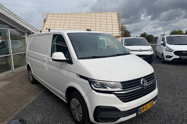 Hvid VW Transporter fra 2023