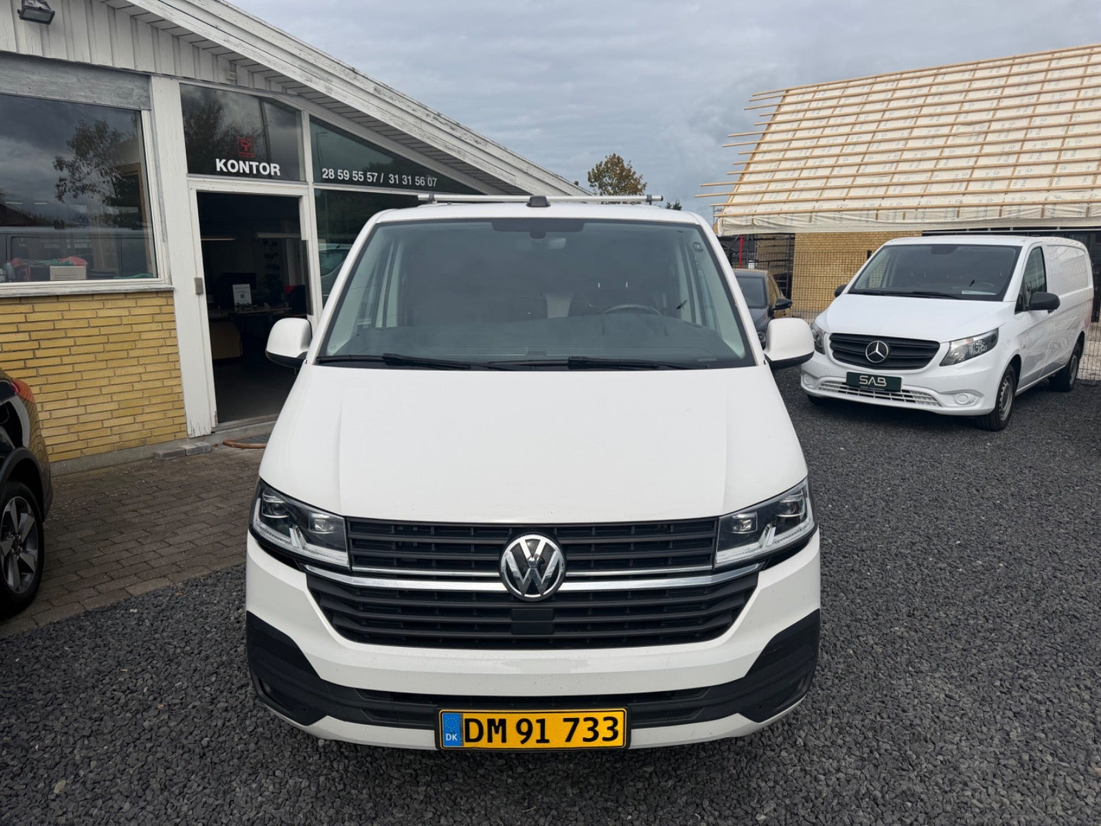Hvid VW Transporter fra 2023