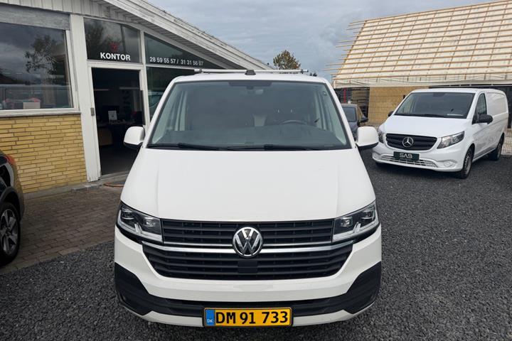 Hvid VW Transporter fra 2023