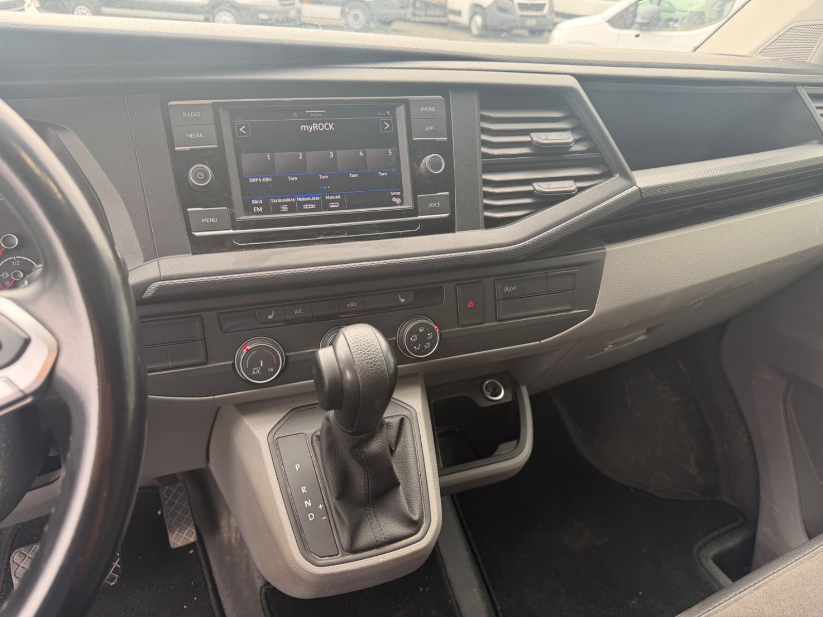 Hvid VW Transporter fra 2023