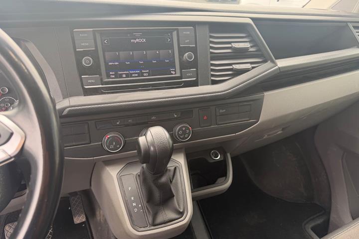 Hvid VW Transporter fra 2023