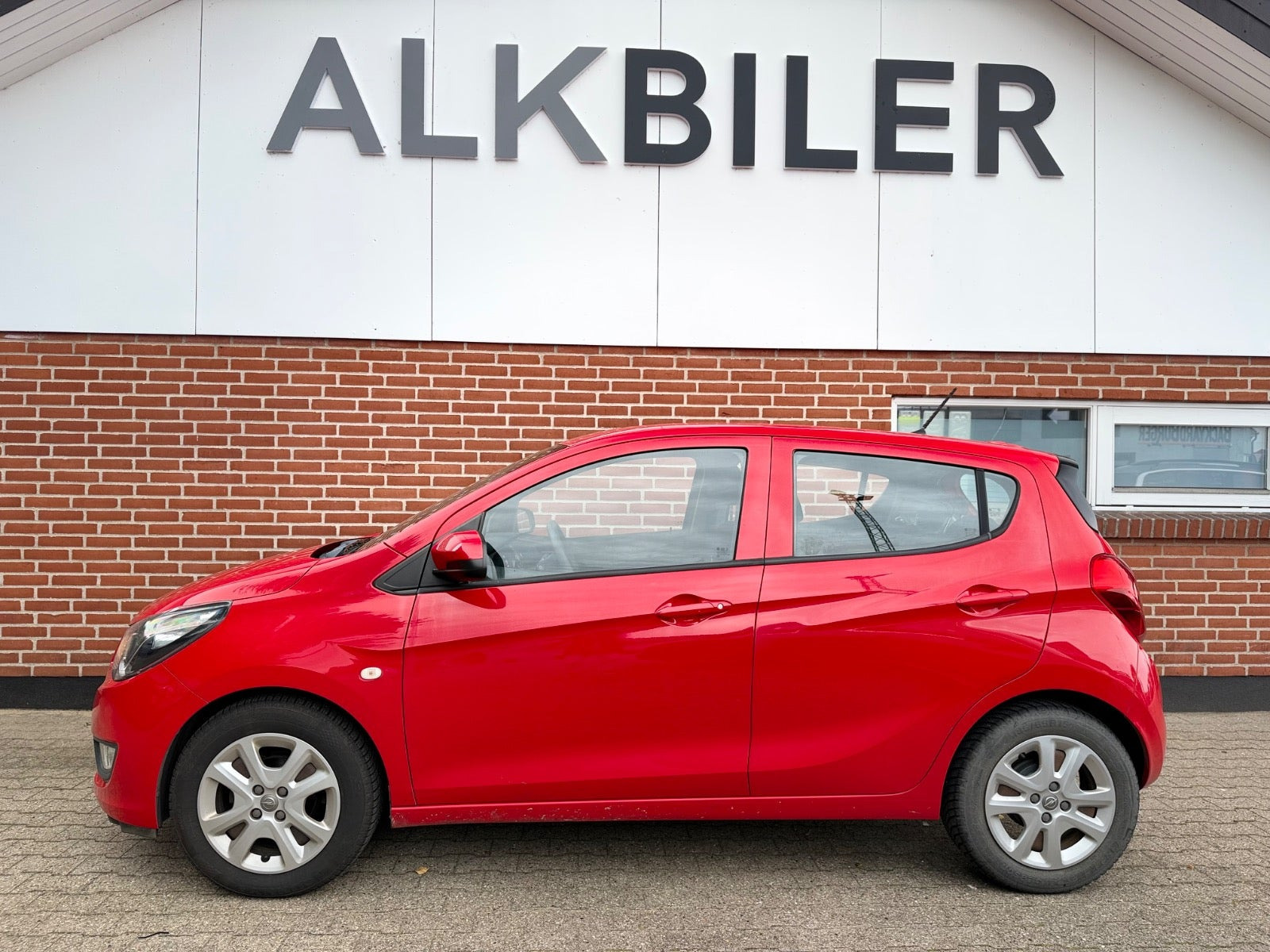Rød Opel Karl fra 2016