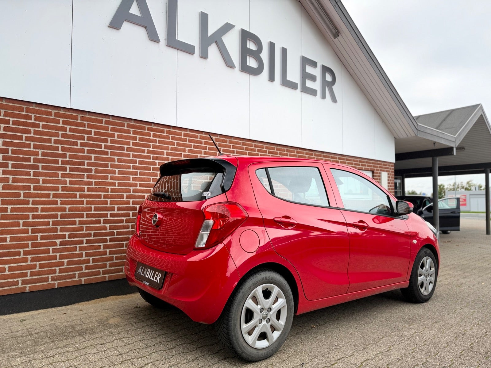 Rød Opel Karl fra 2016