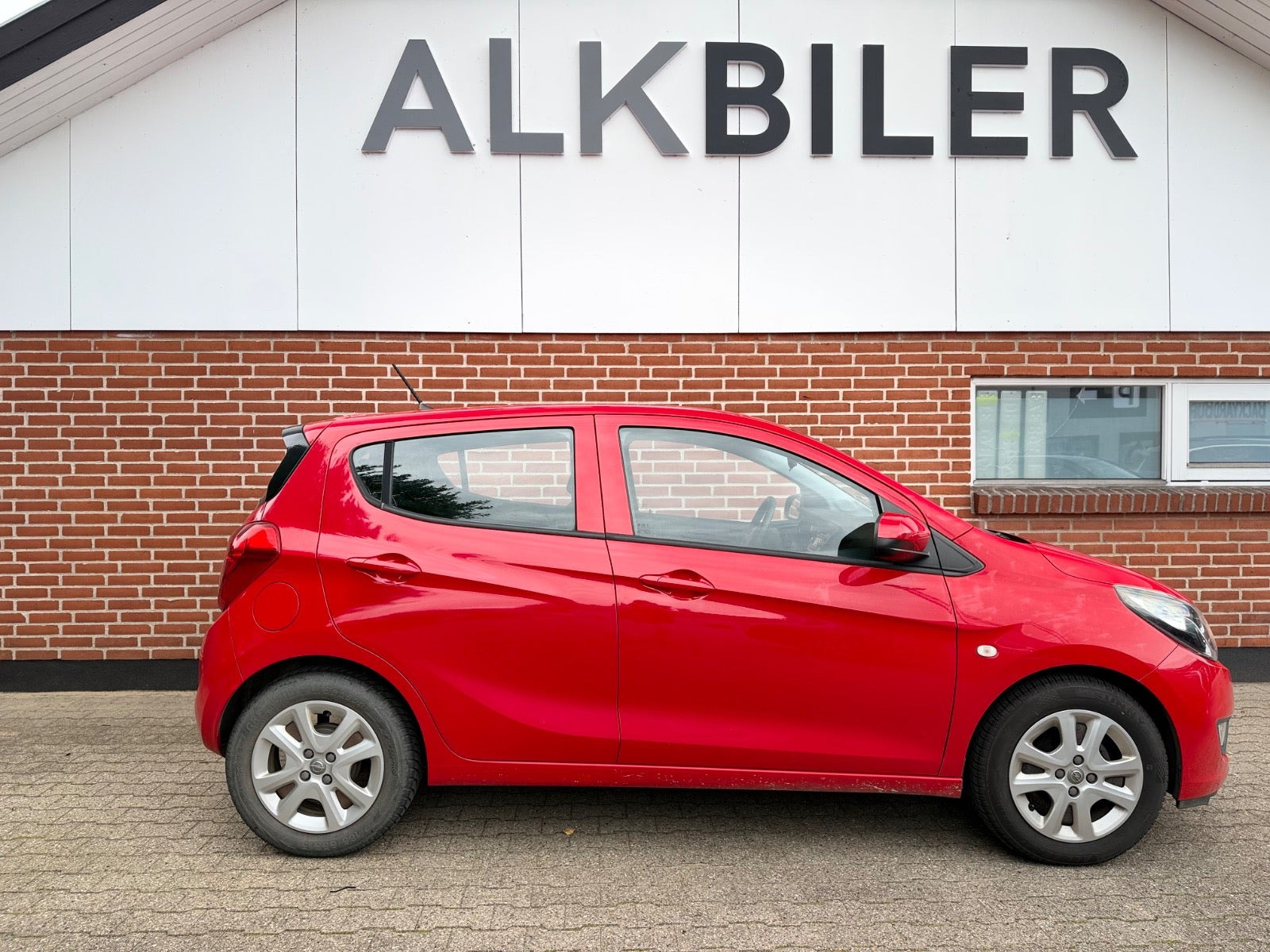 Rød Opel Karl fra 2016