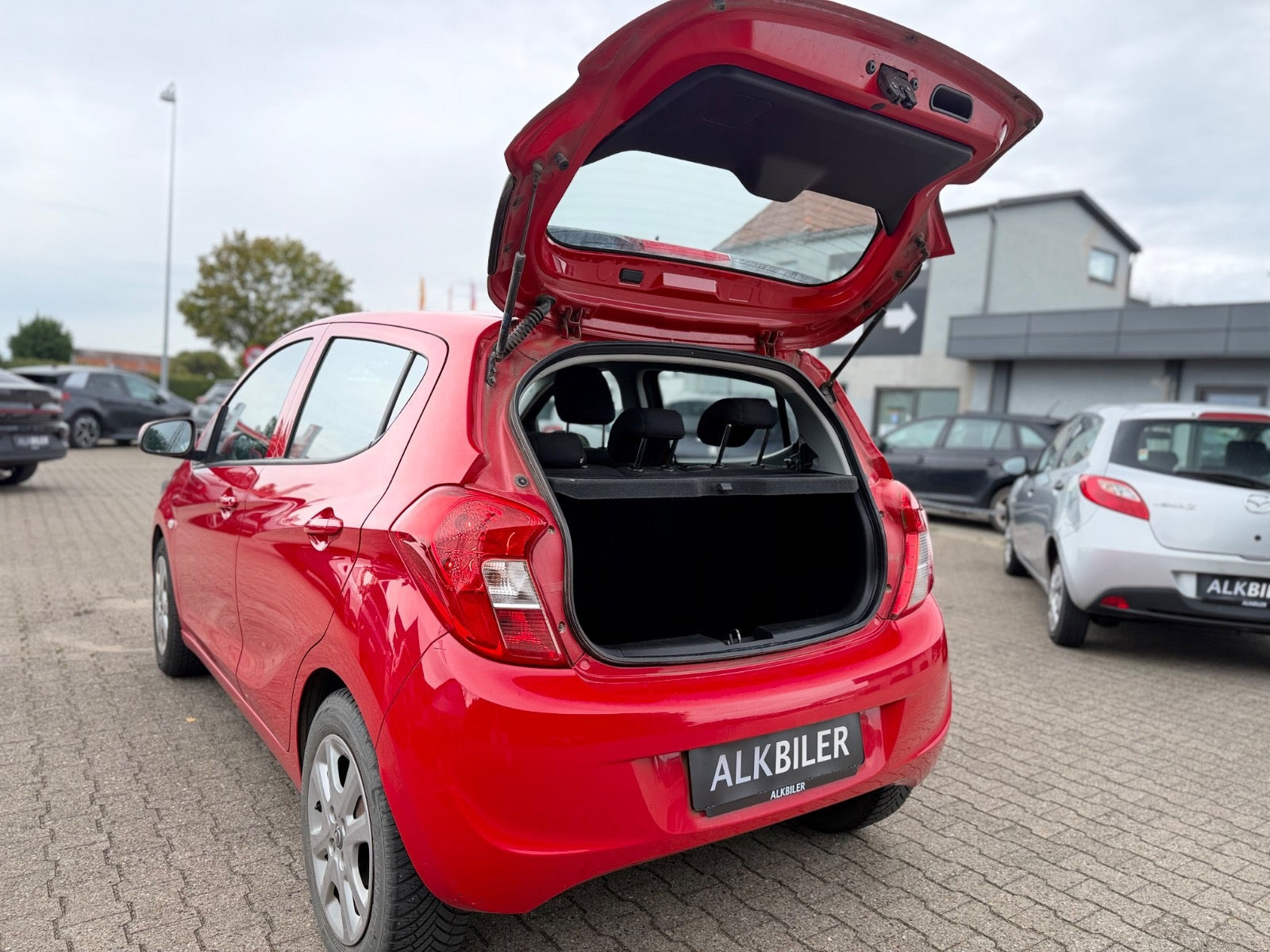 Rød Opel Karl fra 2016