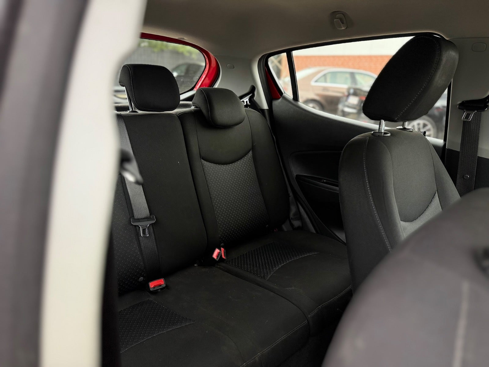 Rød Opel Karl fra 2016