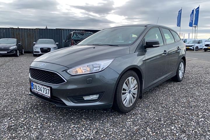 Beige Ford Focus fra 2015 set udefra