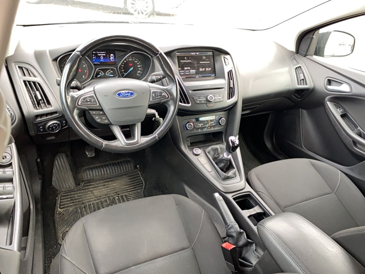 Beige Ford Focus fra 2015
