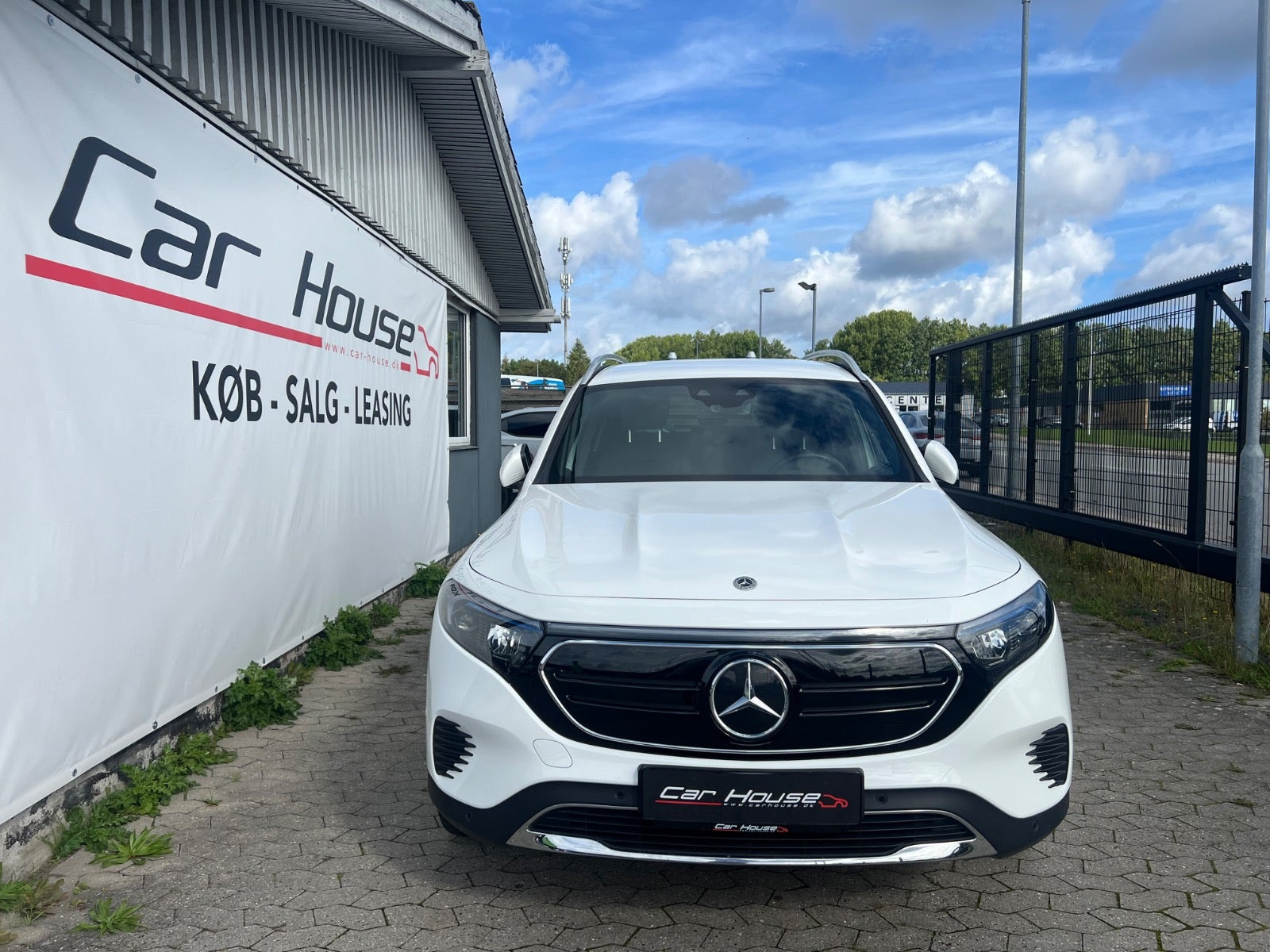 Hvid Mercedes EQB250 fra 2023