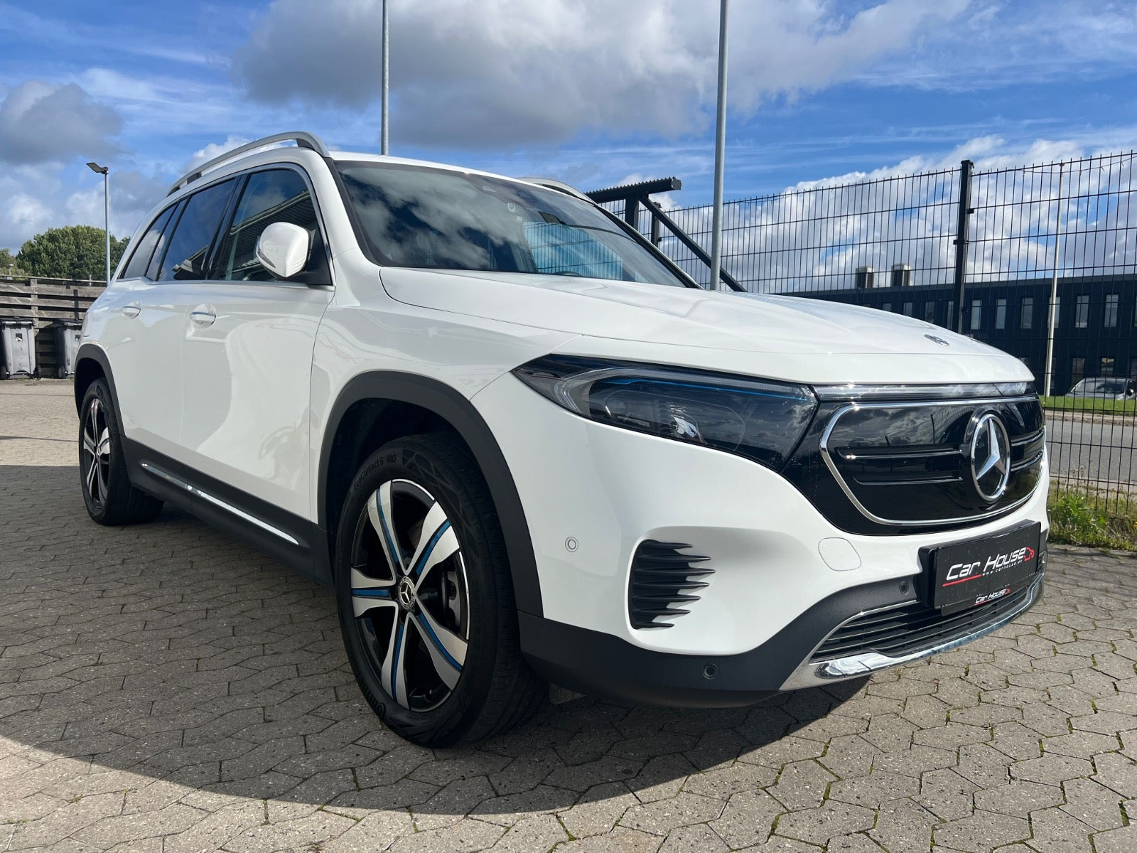 Hvid Mercedes EQB250 fra 2023