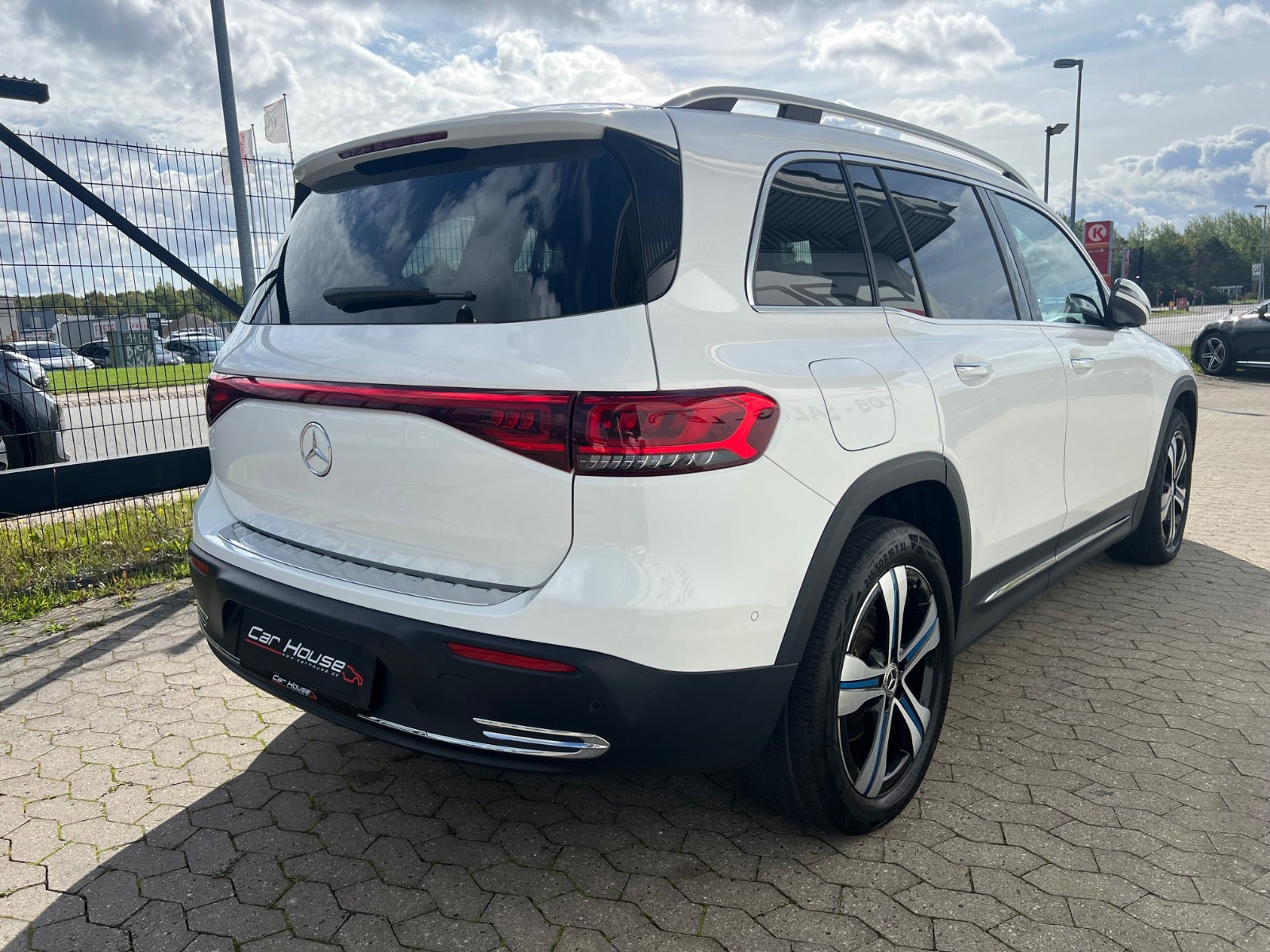 Hvid Mercedes EQB250 fra 2023