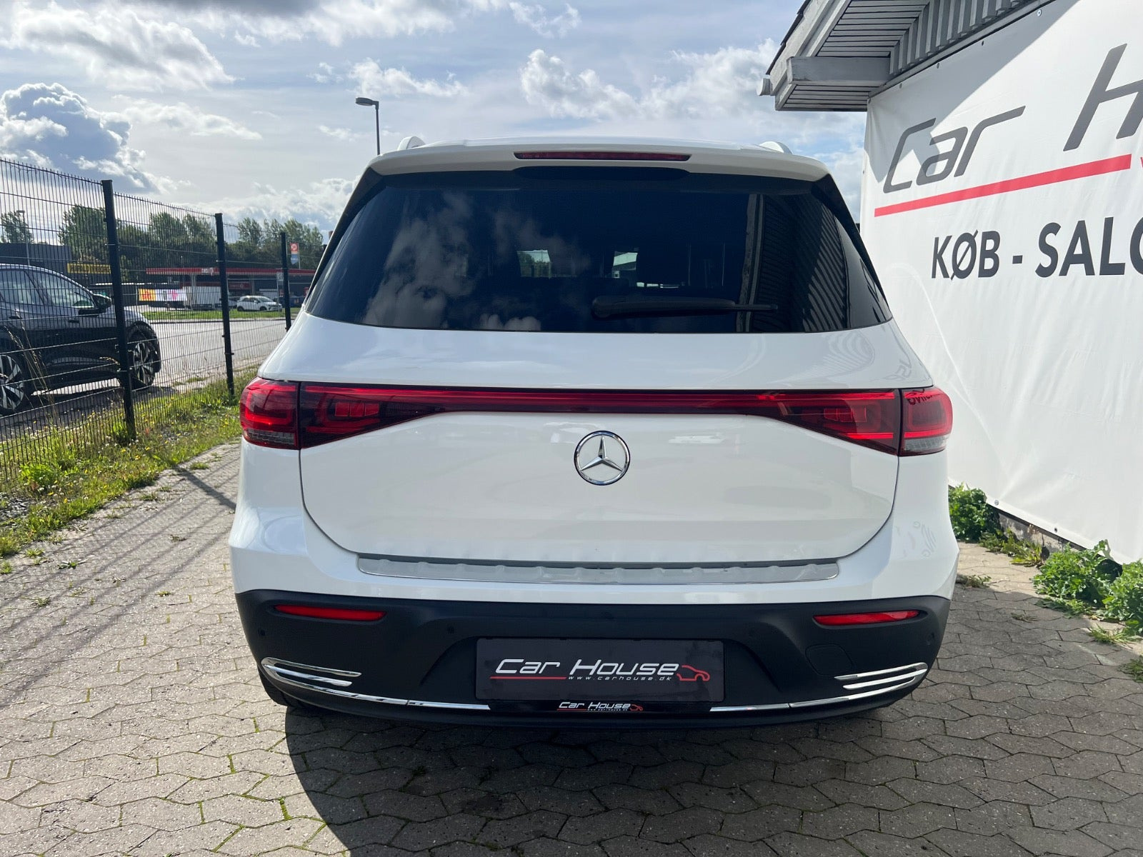 Hvid Mercedes EQB250 fra 2023