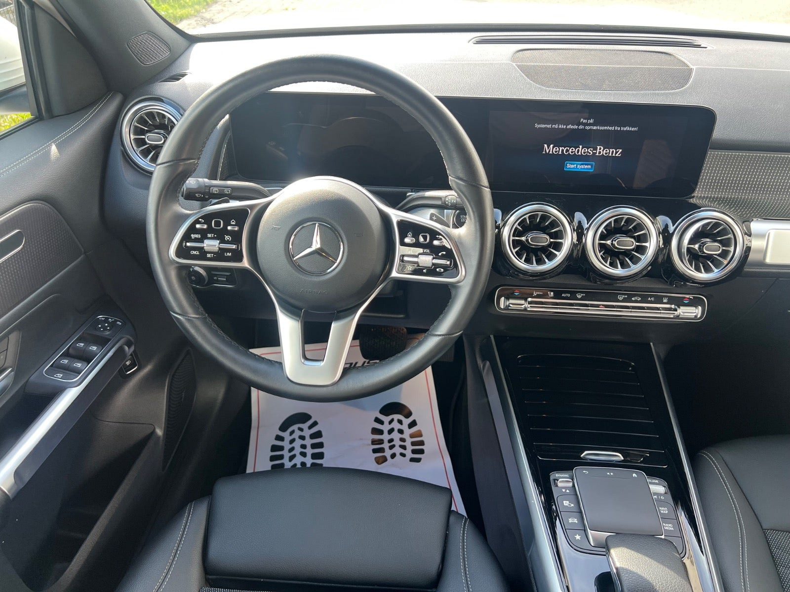 Hvid Mercedes EQB250 fra 2023