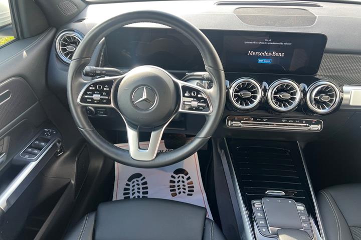 Hvid Mercedes EQB250 fra 2023