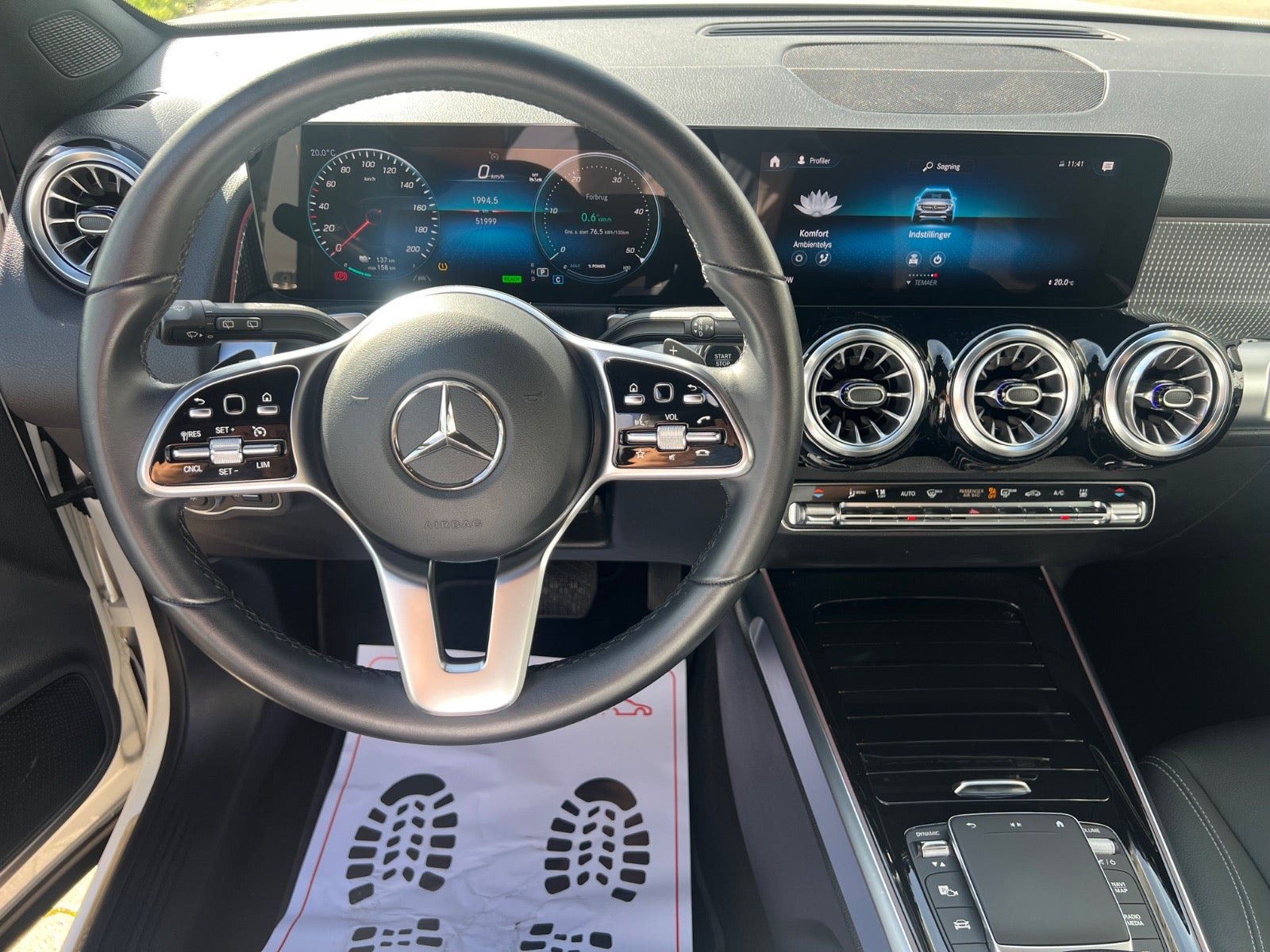 Hvid Mercedes EQB250 fra 2023