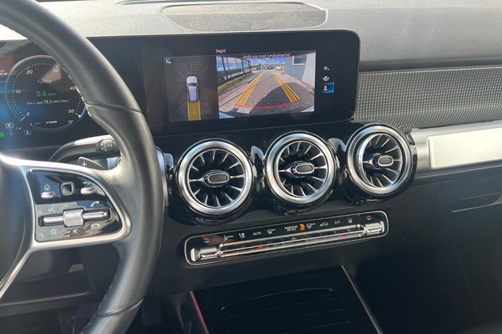 Hvid Mercedes EQB250 fra 2023