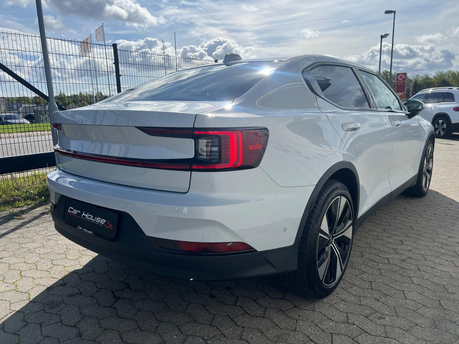 Hvid Polestar 2 fra 2023