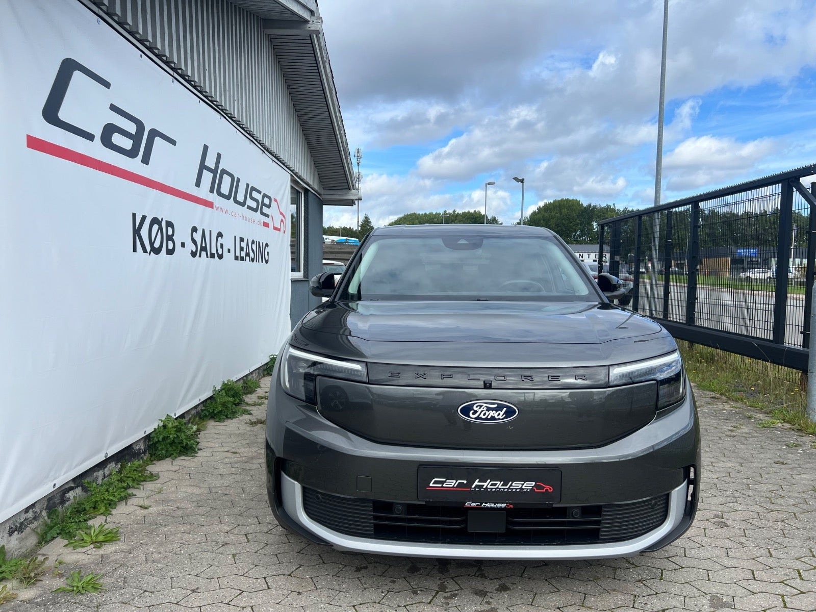 Grå Ford Explorer fra 2025