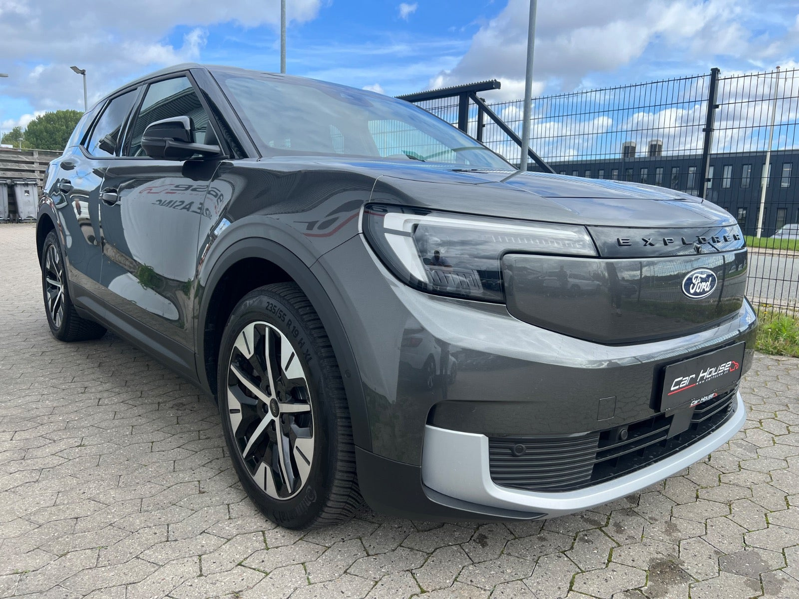Grå Ford Explorer fra 2025