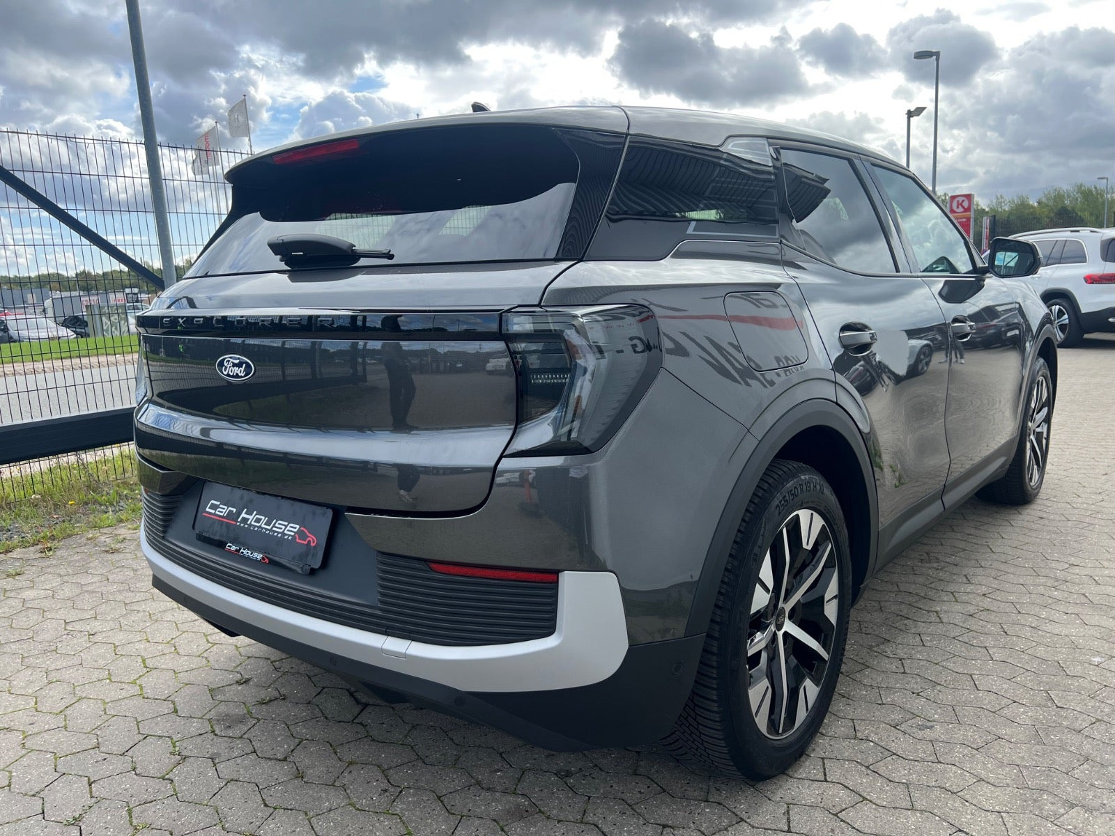 Grå Ford Explorer fra 2025