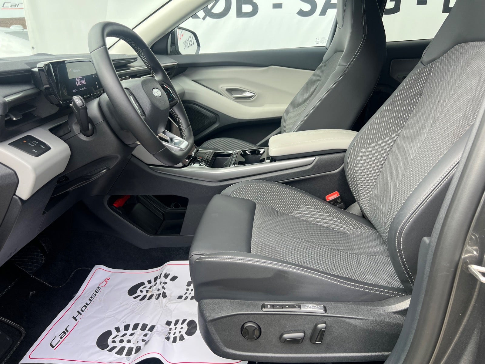 Grå Ford Explorer fra 2025