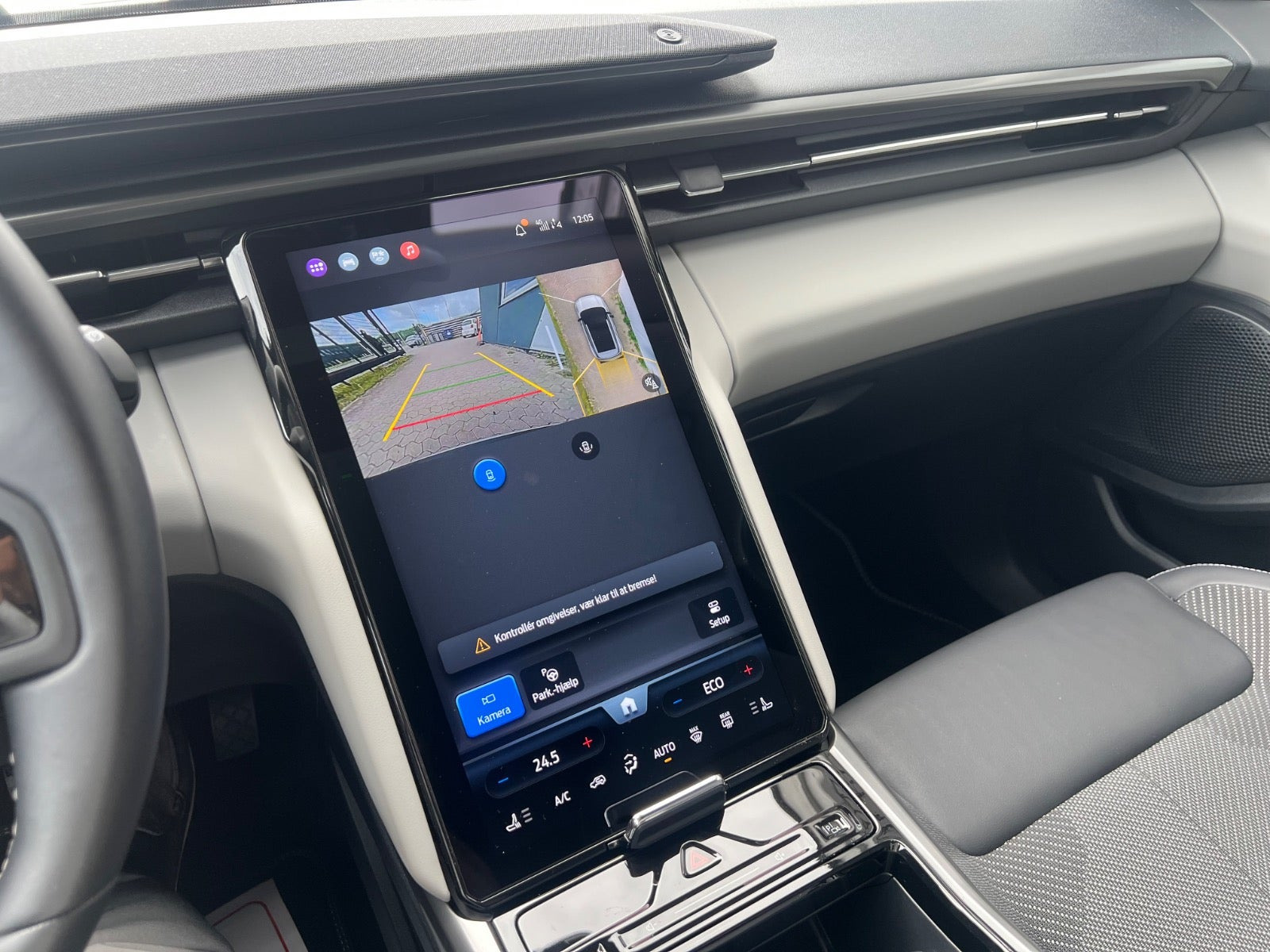Grå Ford Explorer fra 2025