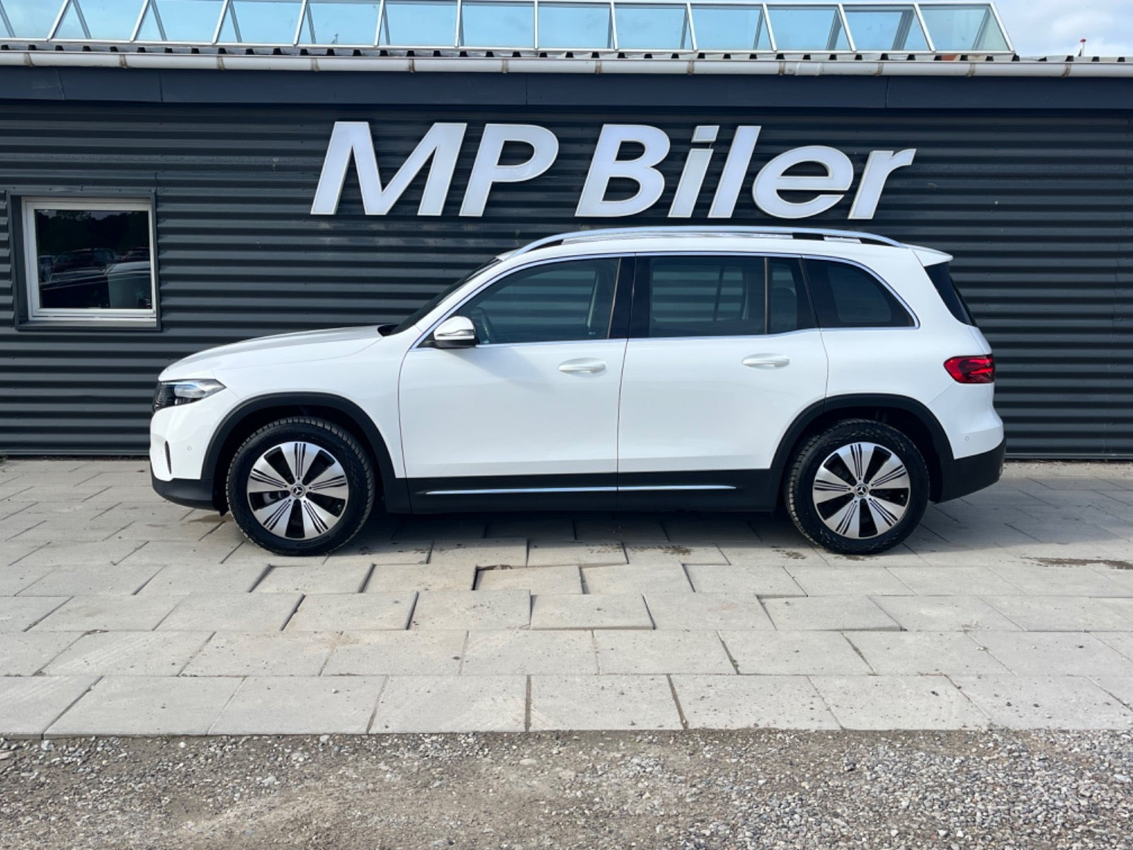 Hvid Mercedes EQB350 fra 2024