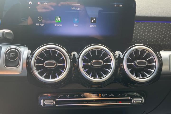 Hvid Mercedes EQB350 fra 2024
