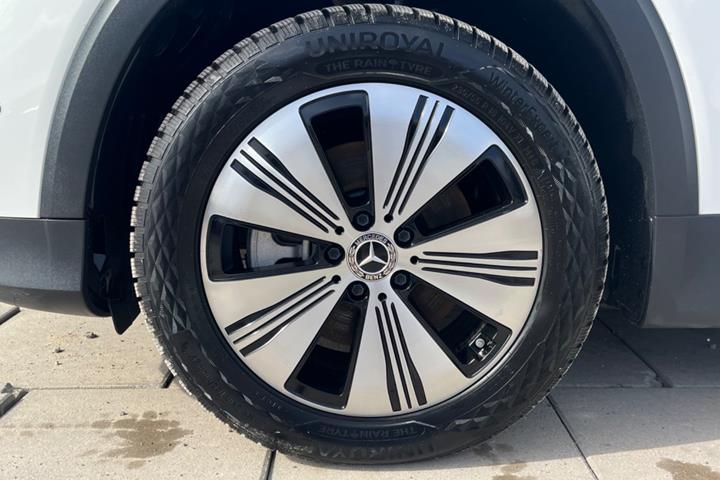 Hvid Mercedes EQB350 fra 2024