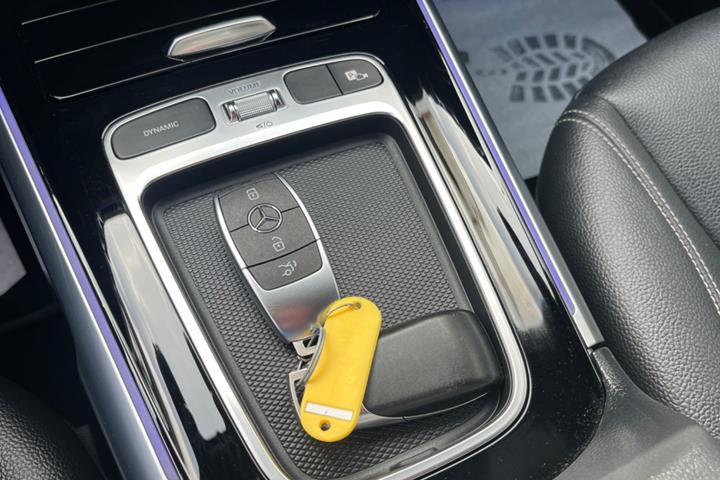 Hvid Mercedes EQB350 fra 2024