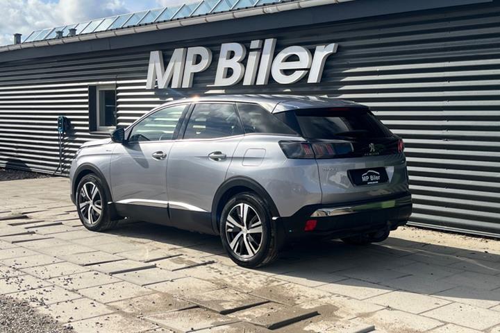 Grå Peugeot 3008 fra 2022