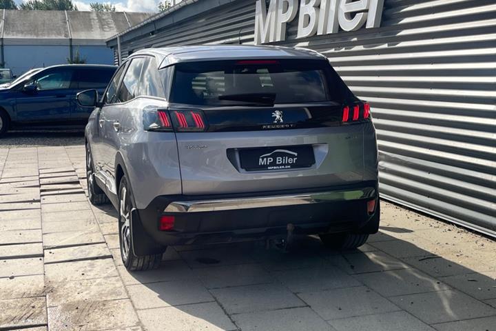 Grå Peugeot 3008 fra 2022