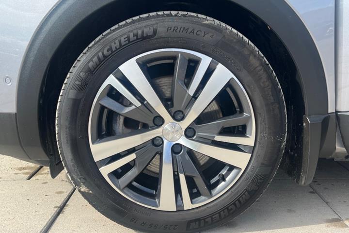 Grå Peugeot 3008 fra 2022