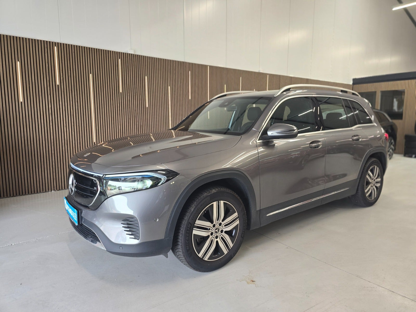 Sølv Mercedes EQB250 fra 2023