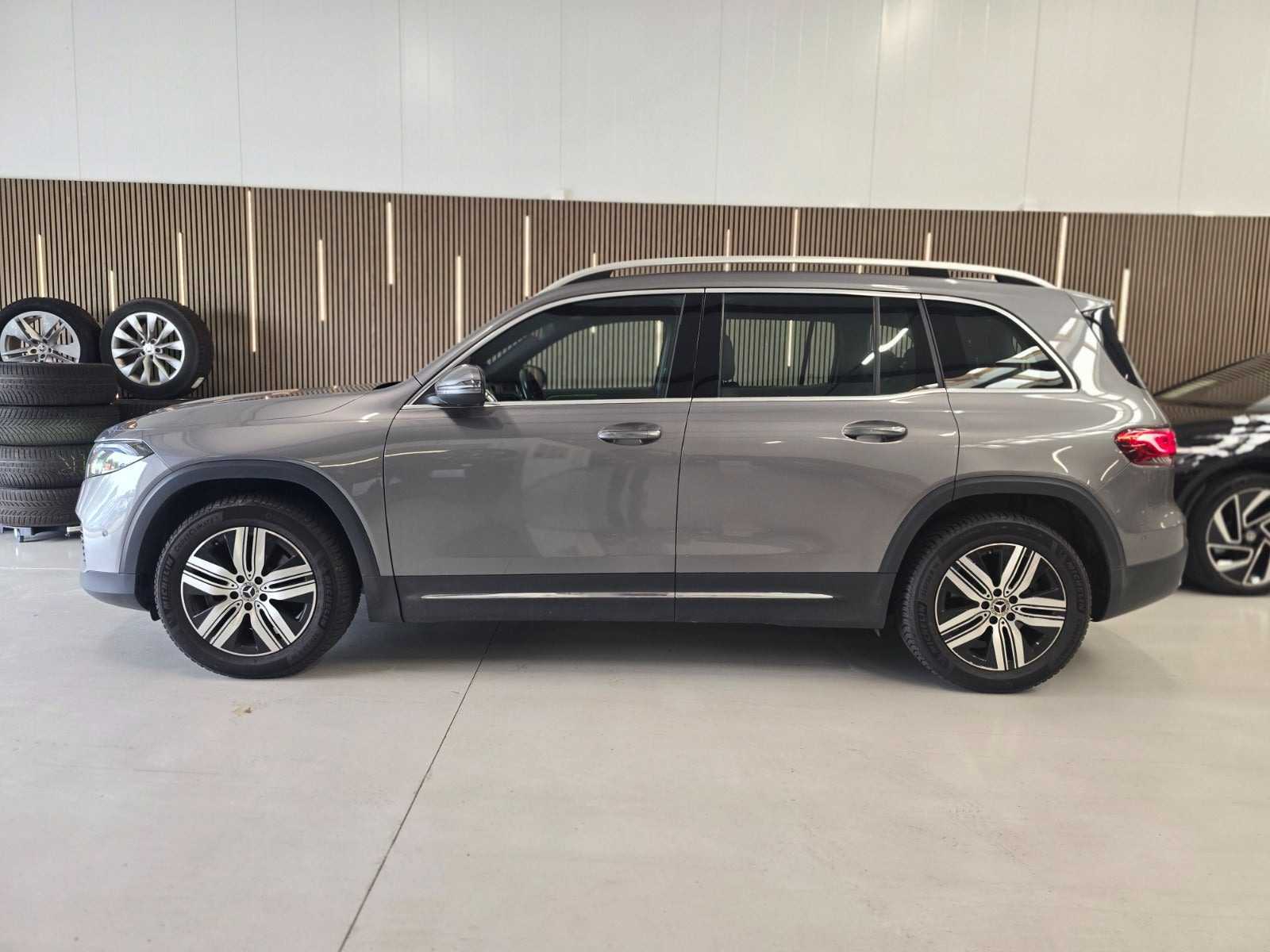 Sølv Mercedes EQB250 fra 2023