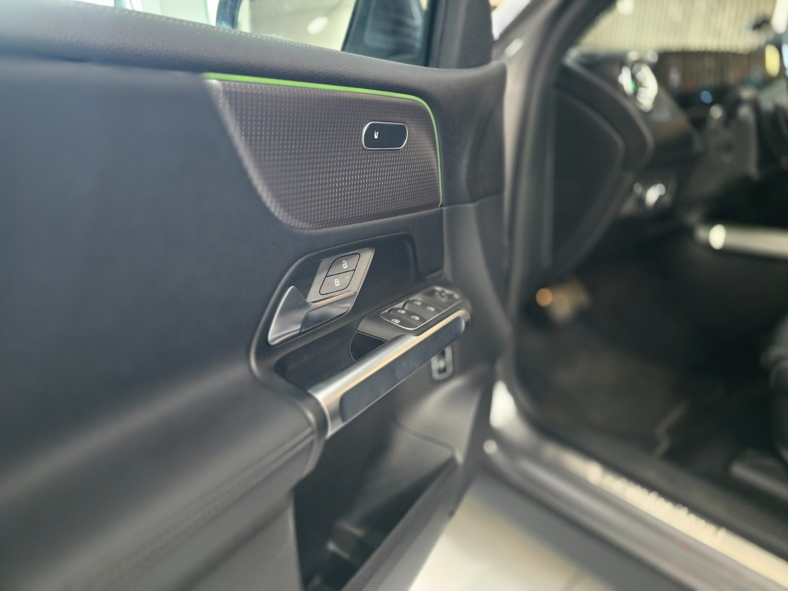Sølv Mercedes EQB250 fra 2023