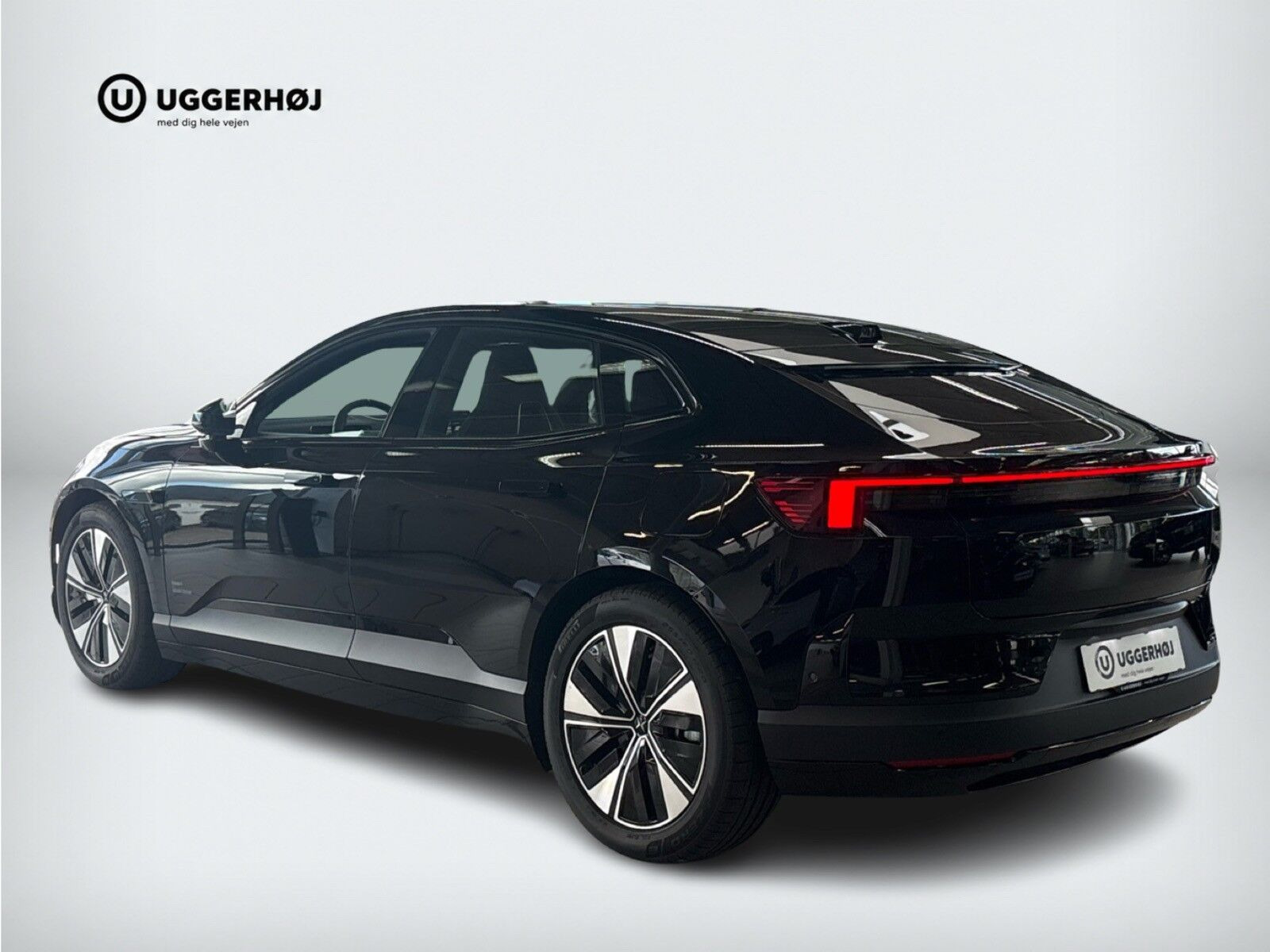 Sort Polestar 4 fra 2026