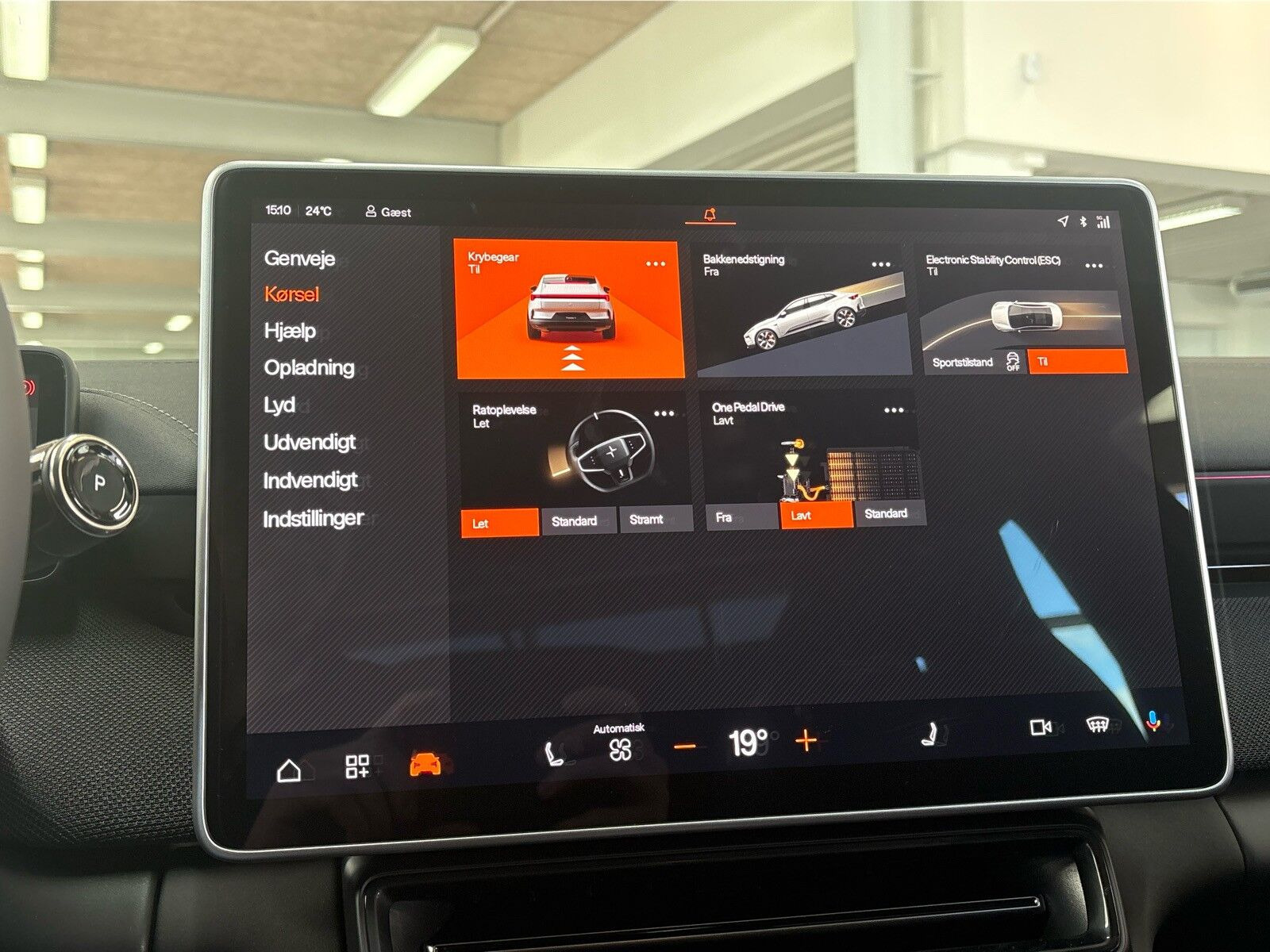 Sort Polestar 4 fra 2026