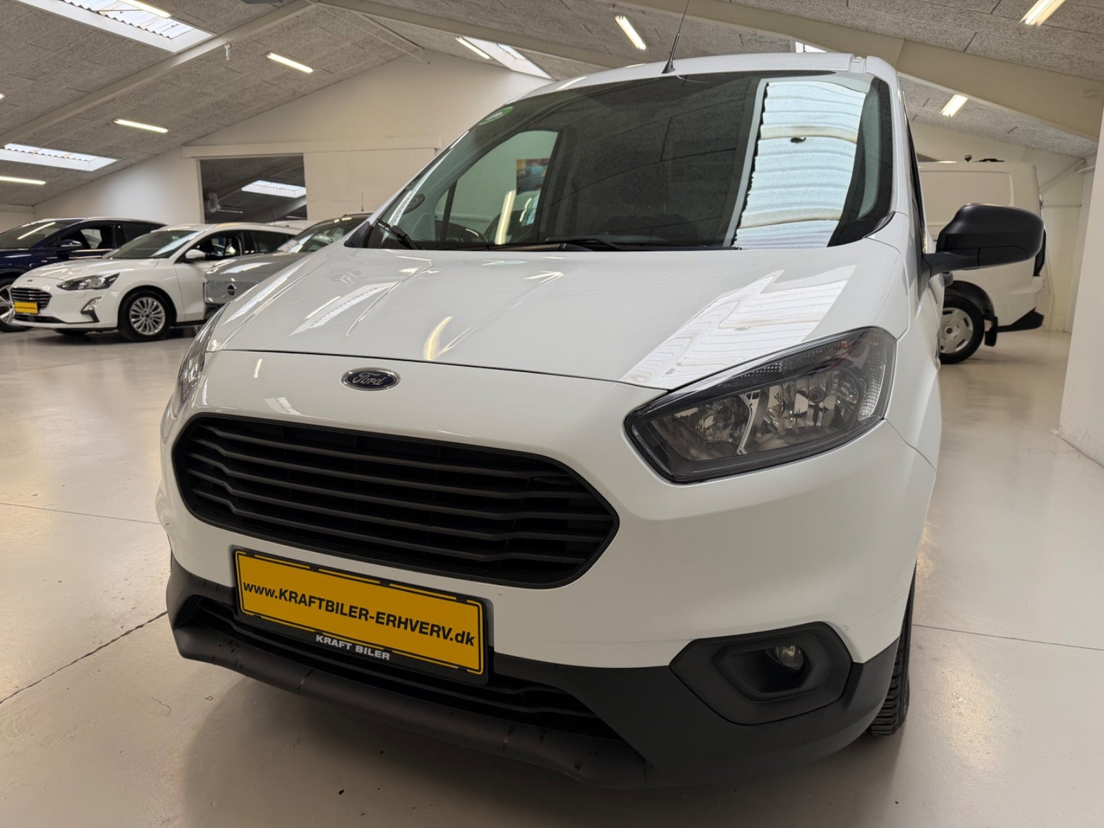 Hvid Ford Transit Courier fra 2021