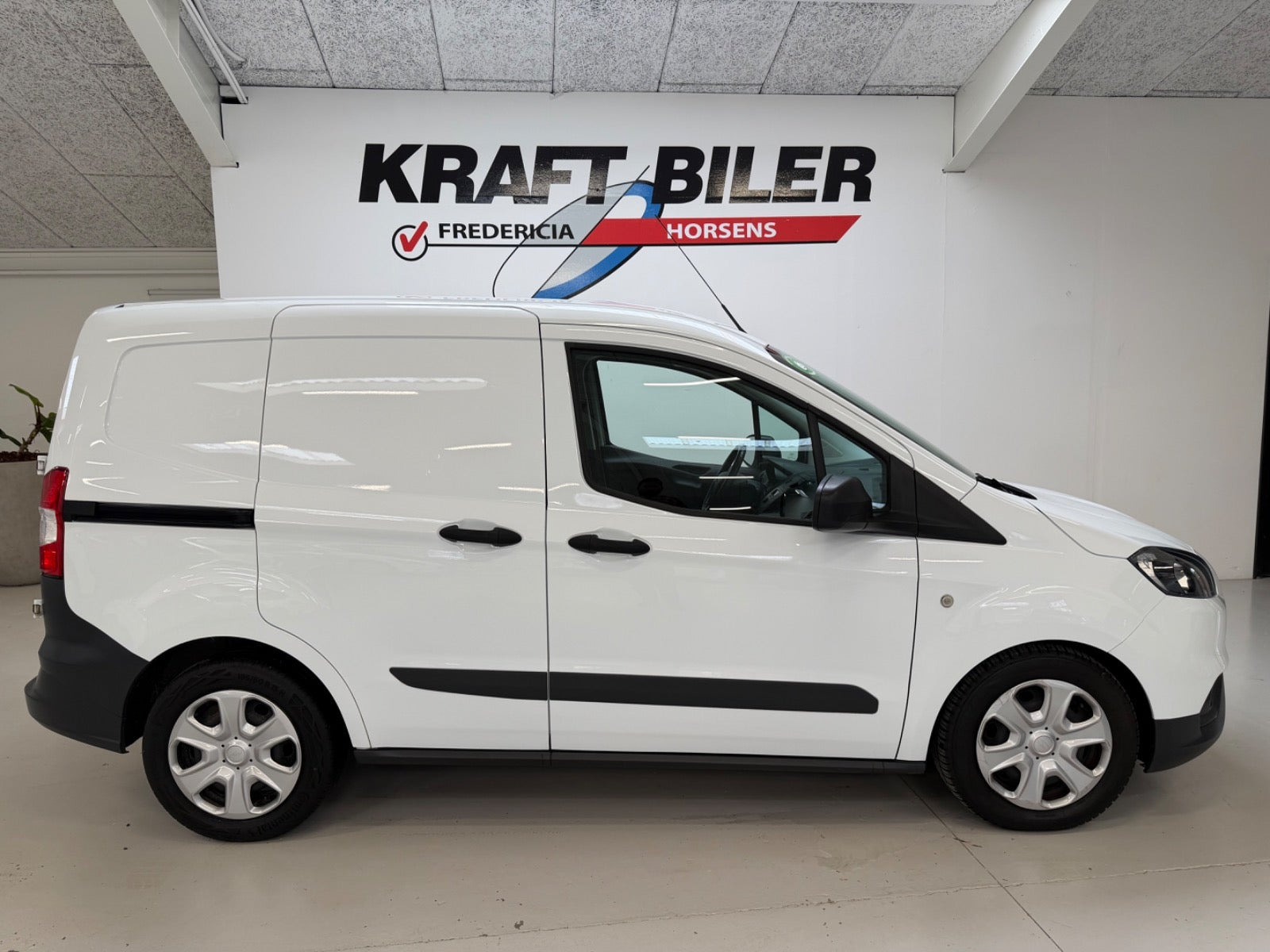 Hvid Ford Transit Courier fra 2021