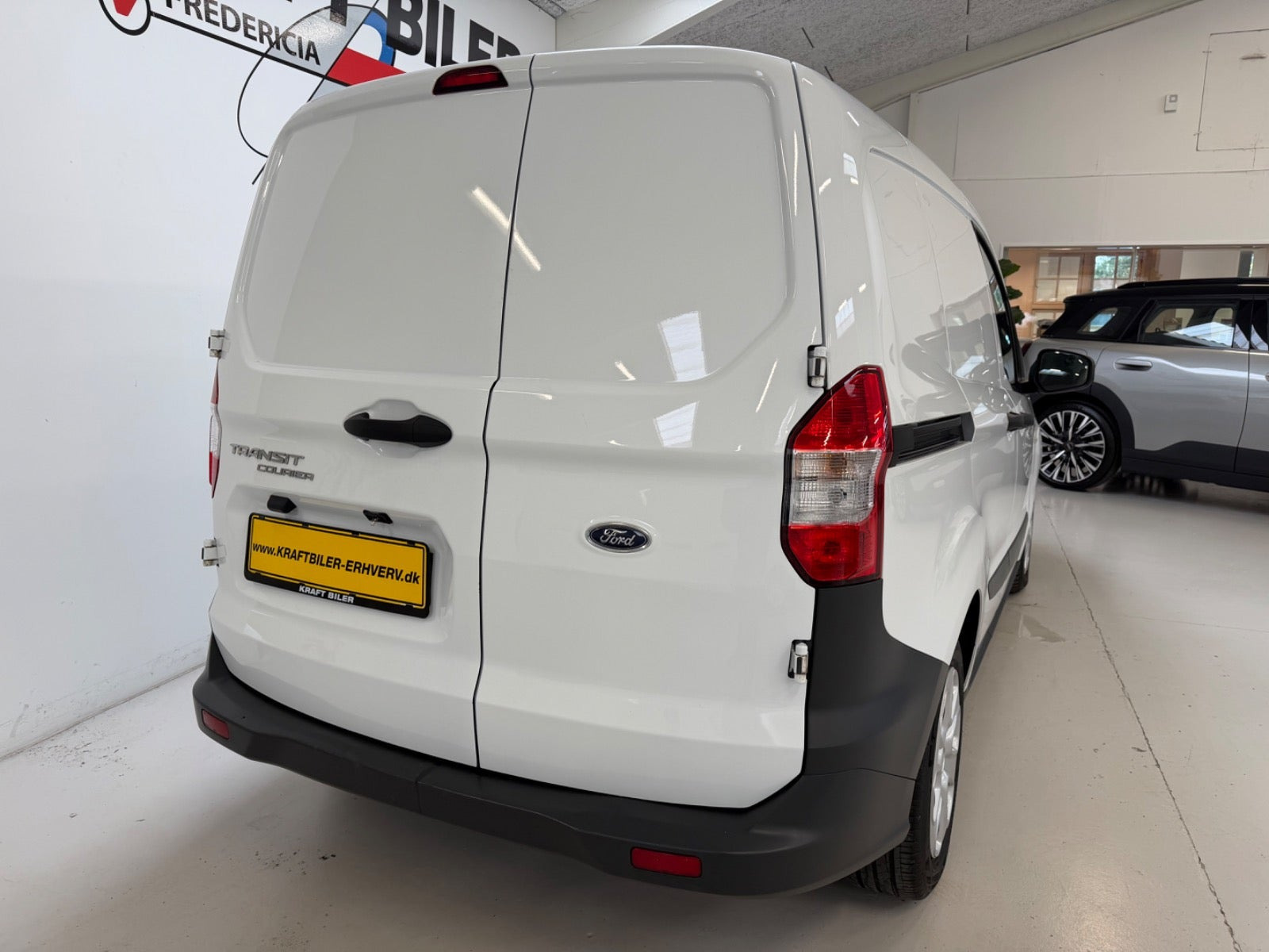 Hvid Ford Transit Courier fra 2021