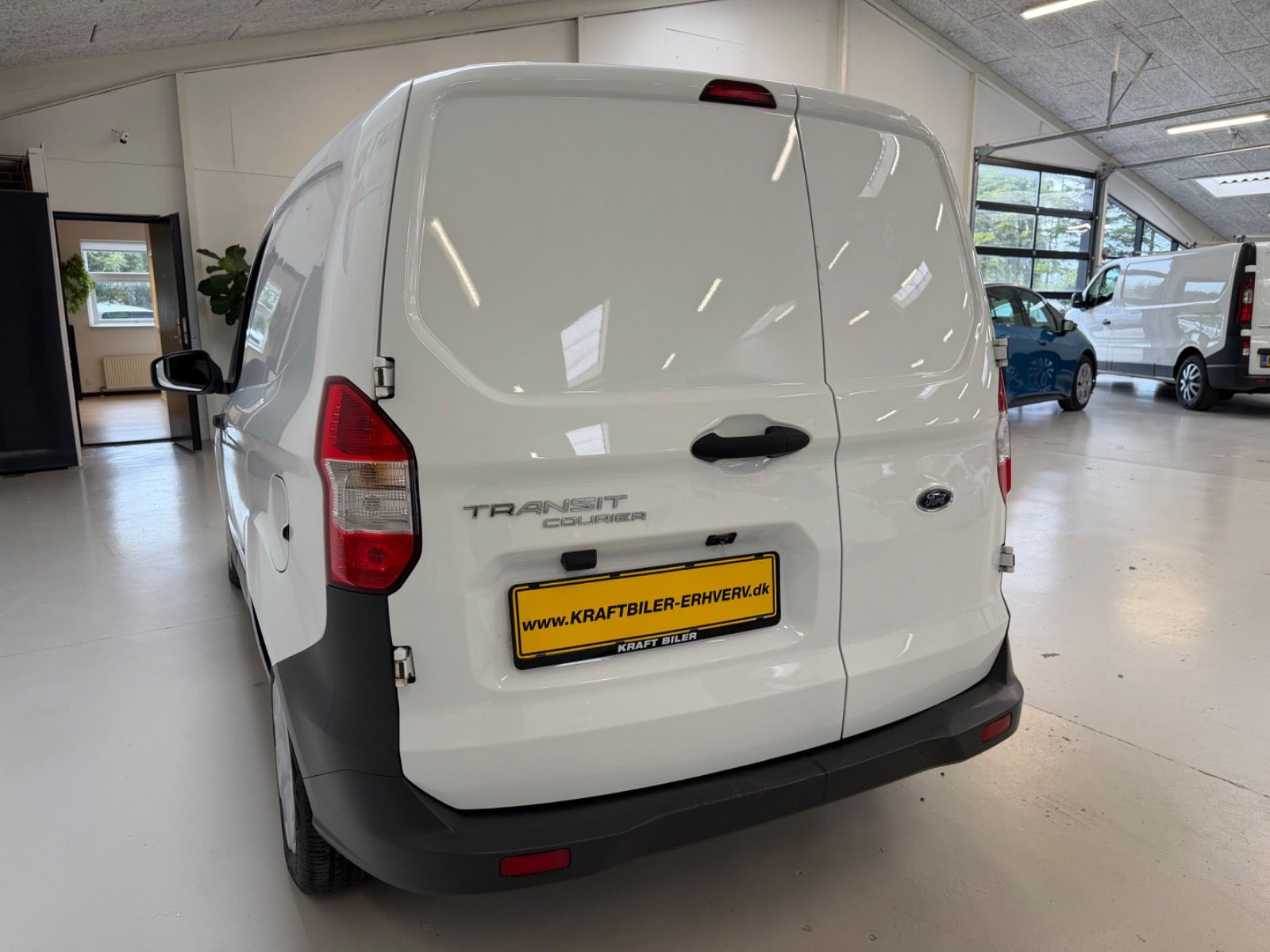 Hvid Ford Transit Courier fra 2021