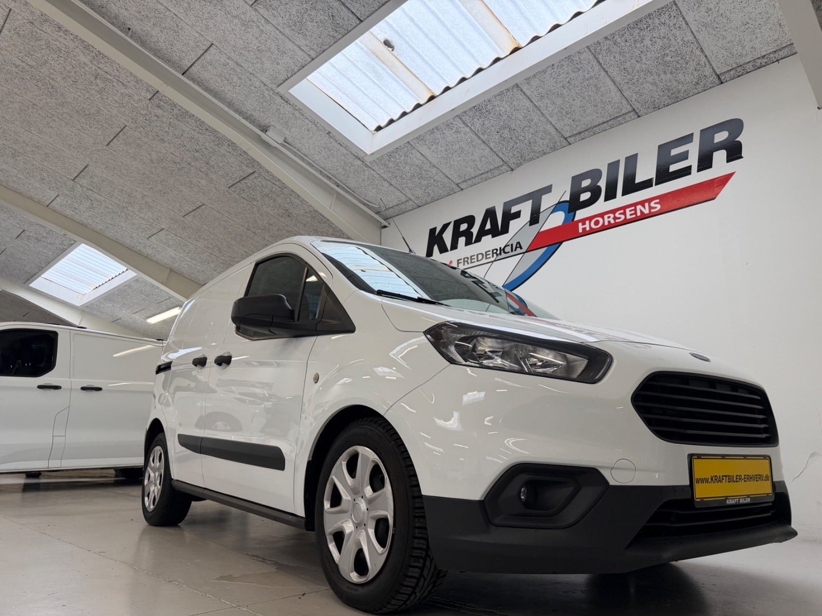 Hvid Ford Transit Courier fra 2021