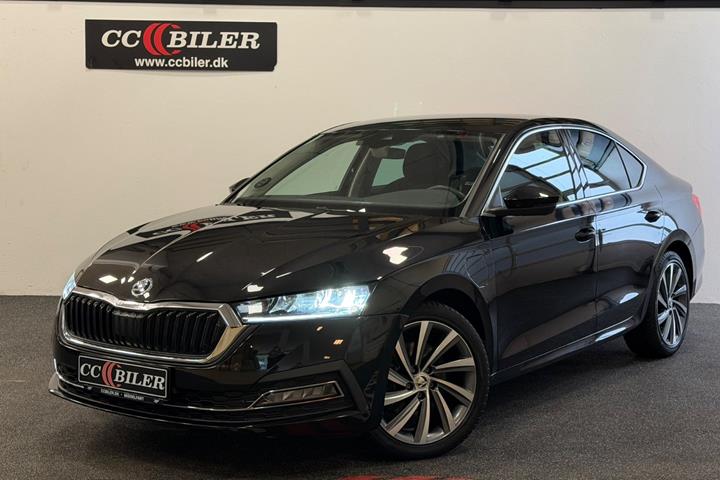 Sort Skoda Octavia fra 2021 set udefra