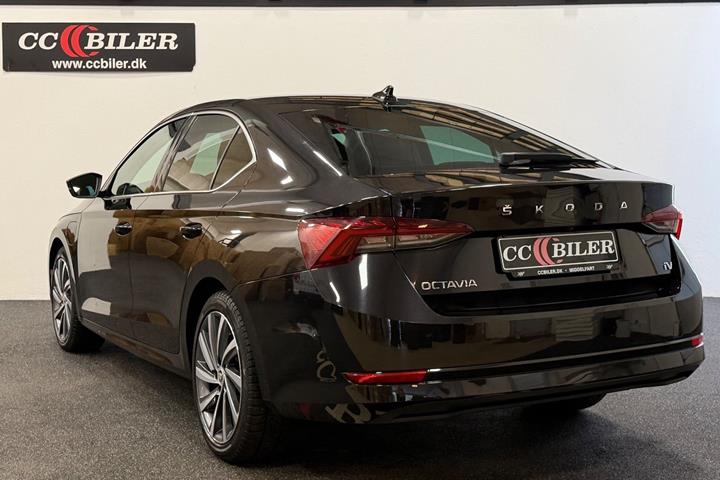 Sort Skoda Octavia fra 2021